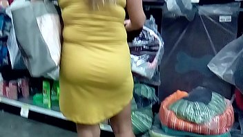 Madura sabrosa en vestidito pegado amarillo